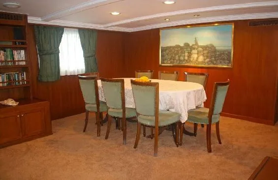 Classic Motor Yacht Lady Hoo Dining Table
