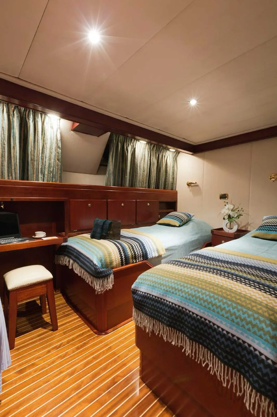 Shaha Classic Yacht For Sale - Twin Cabin