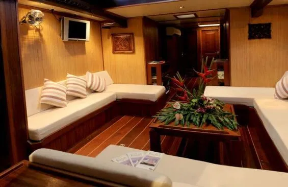 Classic Sailing Yacht Raja Laut Saloon