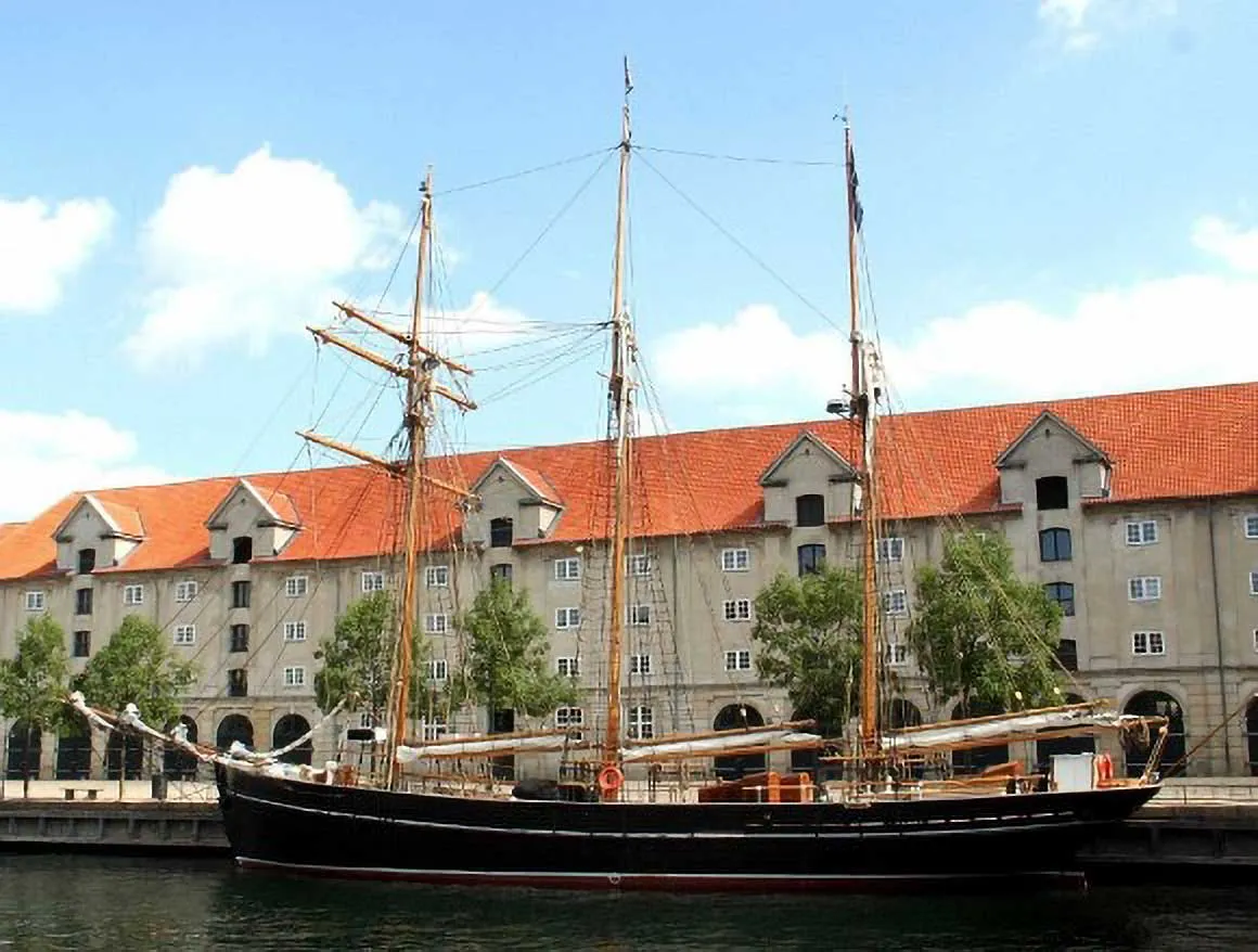 Zar Classic Yacht For Sale - Alongside