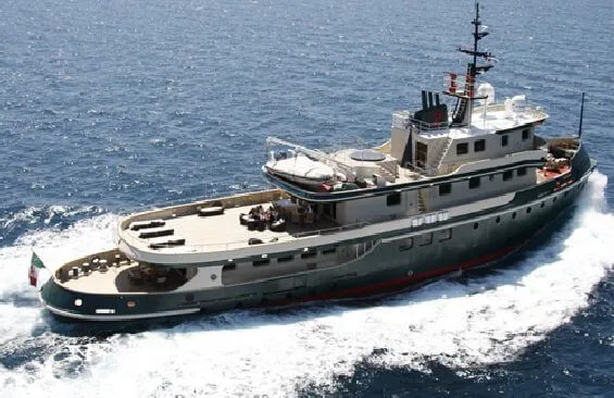 Classic Motor Yacht Ariete Primo Port Cruising