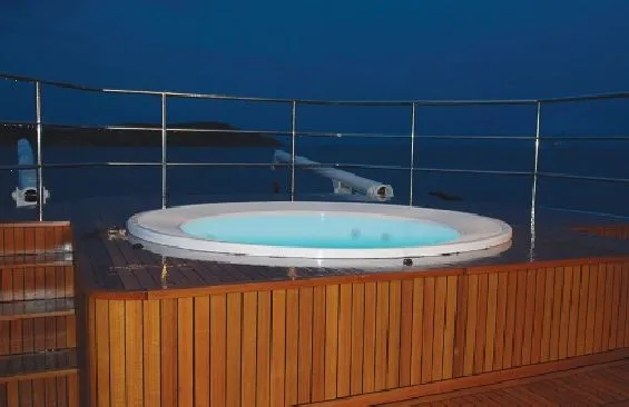 Classic Motor Yacht Ariete Primo Hot tub