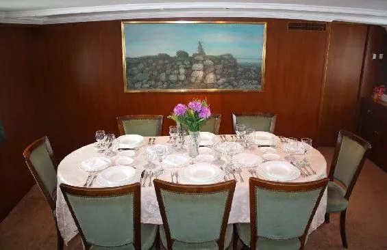 Classic Motor Yacht Lady Hoo Dining Table