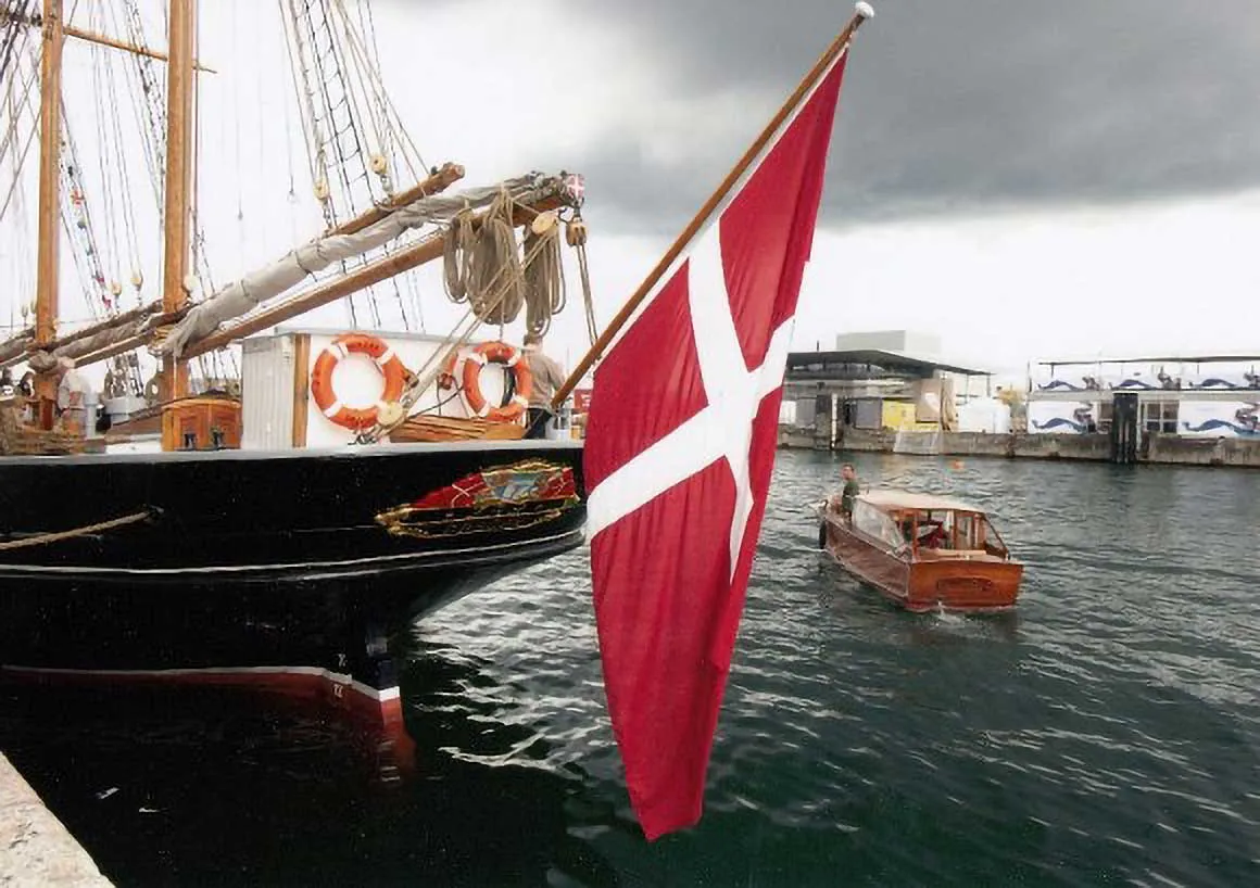Zar Classic Yacht For Sale - Stern View