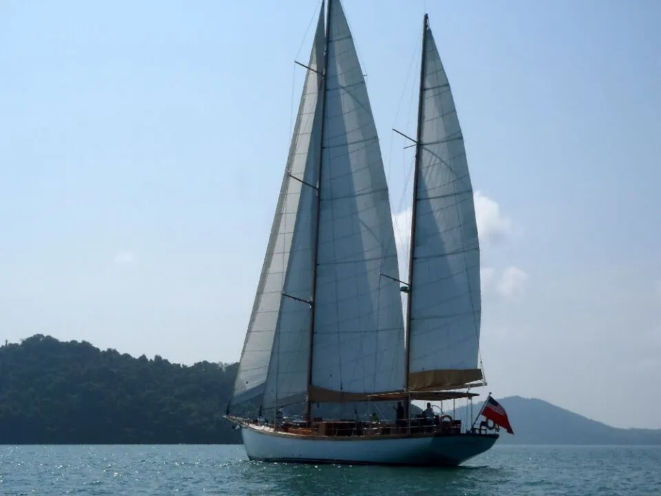 Classic Sailing Yacht Aventure Sailing Astern