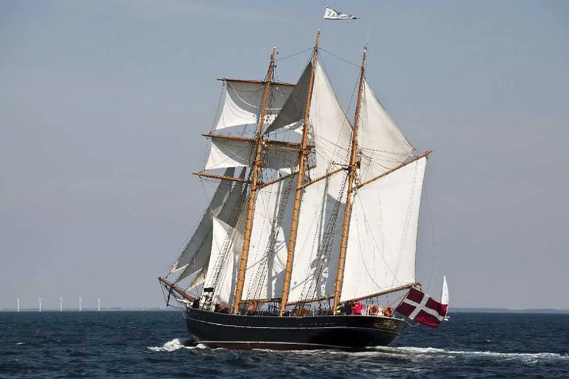 Zar Classic Yacht For Sale - Under Sail