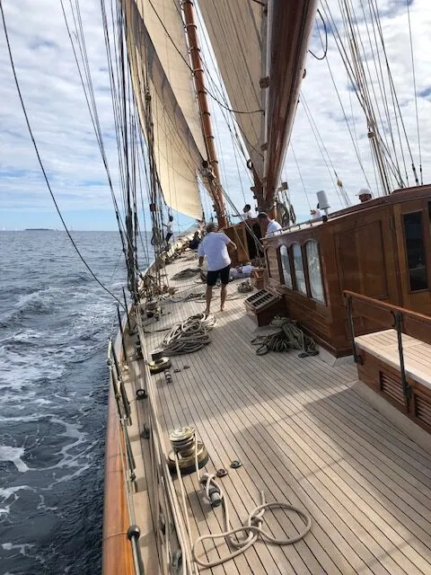 YACHT INVADER PORT SIDE