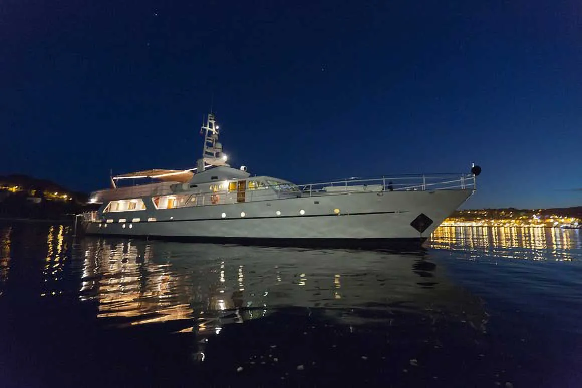Shaha Classic Yacht For Sale - At Night