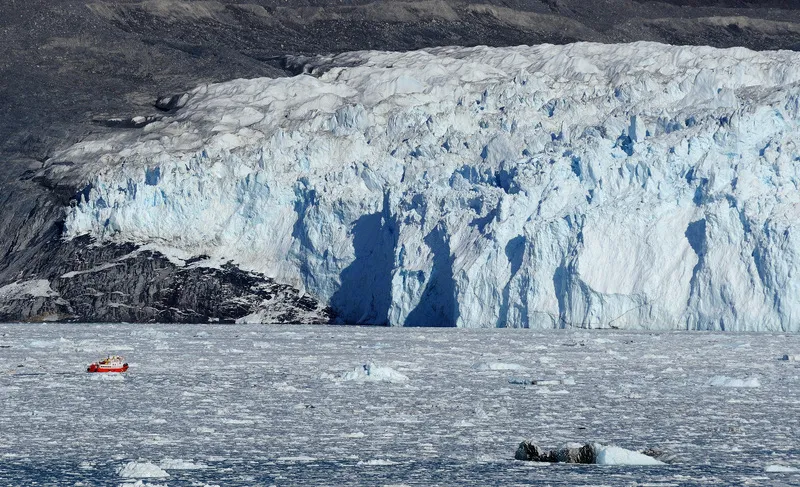 Yacht charter in Greenland – Glaciers and HeliSki