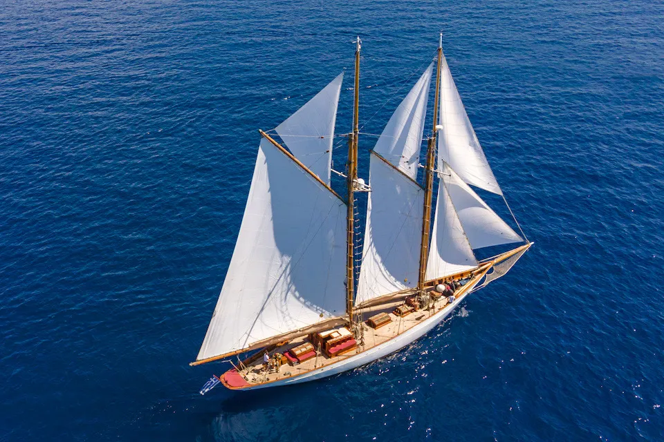 SY Aello Full Sails (6)
