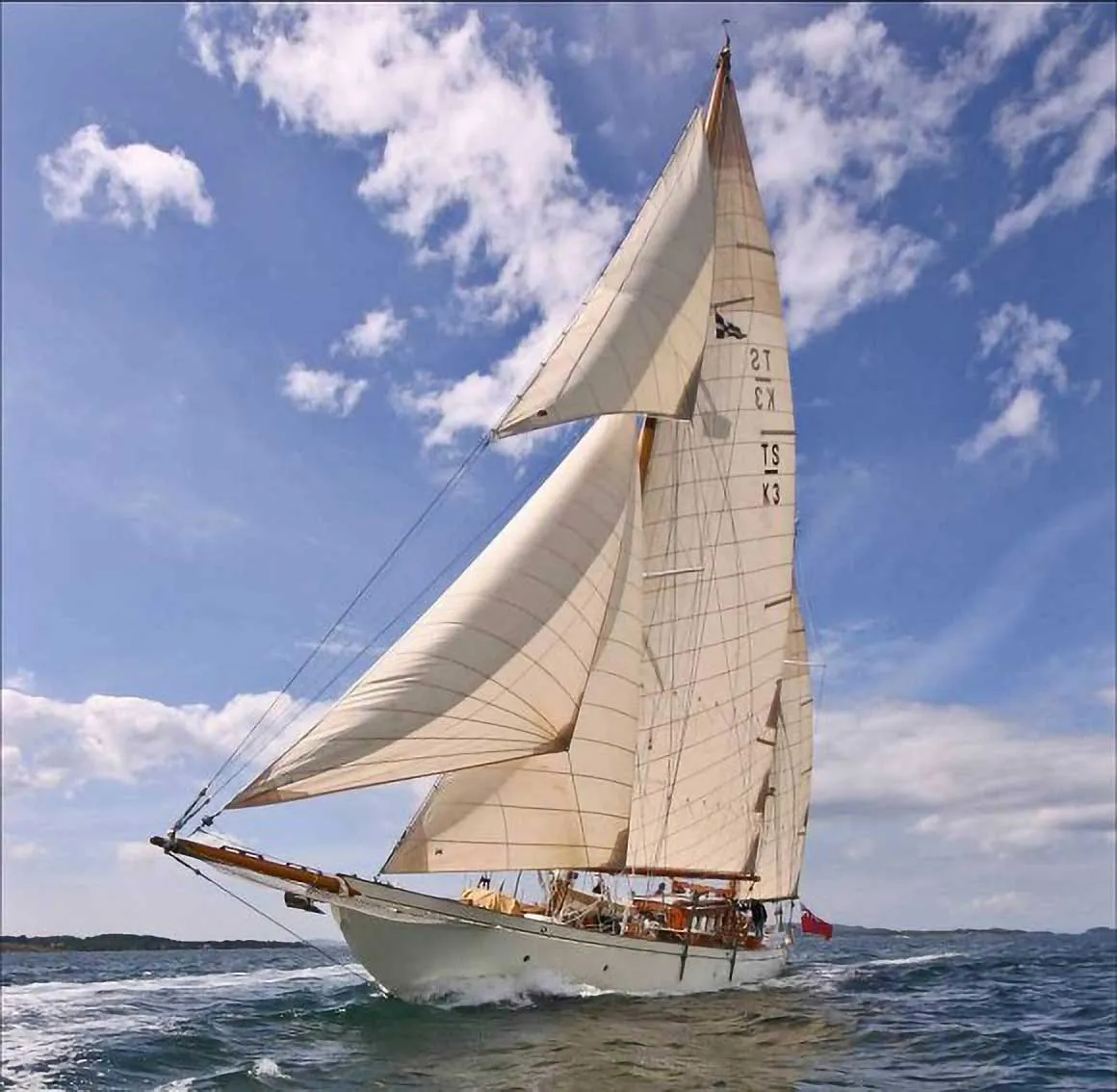 Halcyon Classic Yacht For Sale - Under Sail